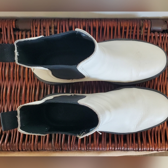UGG Chelsea Boots - white - Size 10 - Picture 3 of 3
